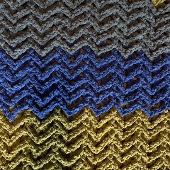 Handmade crochet baby blanket (blue/green/gray blue zigzag) - Picture 2 of 2